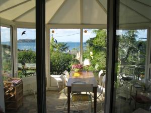 Wintergarten mit grossem Esstisch und Meerblick