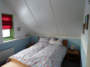 Haus gr&uuml;n: Schlafzimmer mit Sicht auf Blumenfelder