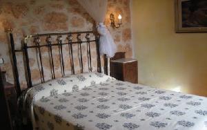 Eines der beiden Schlafzimmer mit Doppelbett