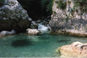 nahe Wasserbecken im flusstal