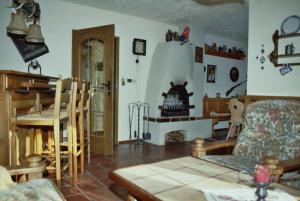 Blick aus Wohnzimmer auf Bar / Kamin / Essecke