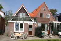 Ferienhaus mit einen gro�en, gemeinschaftlichen, abgeschlossenen Garten in einer ruhigen Stra�e.