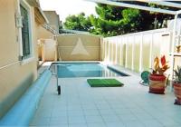 Das Haus mit Terrasse und Garten bietet auf drei Etagen Platz f�r 6 Personen, M�glichkeit bis zu 12