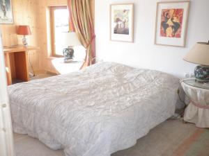 1 Schlafzimmer von 3 Schlafzimmern im 1. Stock
