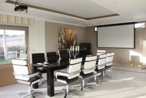 Esszimmer nutzbar als Seminarraum mit TV + Beamer