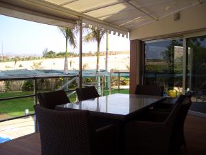 &Uuml;berdachte Terrasse mit Blick in den Garten