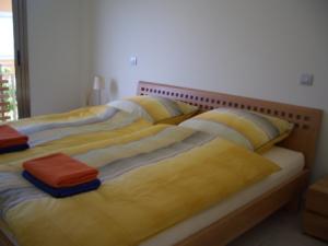 Schlafzimmer mit Doppelbett und .......