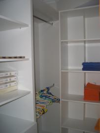 ...... begehbahrem Kleiderschrank ..... und ...