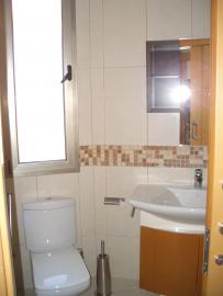 ........ dazugeh&ouml;rigem Badezimmer mit .....