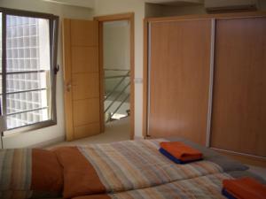 Weiteres Schlafzimmer mit gro&szlig;en Kleiderschrank