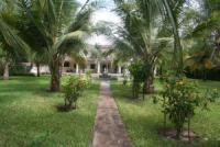 Gesamtes EG des Ferienhauses mit �berdachter Terrasse, wundersch�nem Garten bis zum Strand