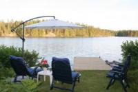 Das Ferienhaus mit zwei sonnigen Terrassen und 4 Schlafzimmern bieten Platz f�r 6 Personen.