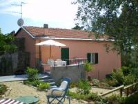 Das Ferienhaus mit sonnigen Garten und Terrasse  bietet Platz f�r 4-5 Personen!