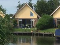 Komfortables Ferienhaus mit Bootsanleger in Medemblik am Ijsselmeer in Nordholland