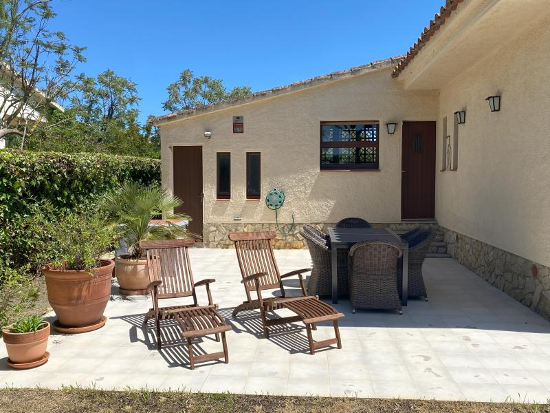 Ferienhaus in Strandnähe in Sant Pere Pescador mit Sonnenterrasse, Parkplatz und Garten