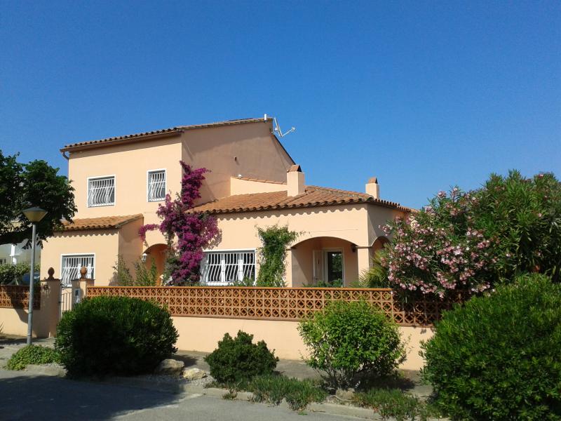 Ferienhaus mit SwimmingPool am Strand von Sant Pere Pescador im "Parc