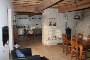 Wohnbereich mit Felswand