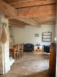 Wohnzimmer mit Felswand