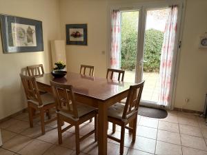 Essbereich mit Blick in den Garten