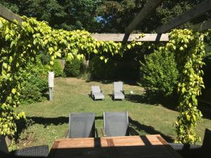 Sitzplatz Terrasse mit großem Garten
