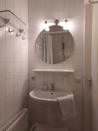 Bad im Erdgeschoss mit bodengleicher Dusche