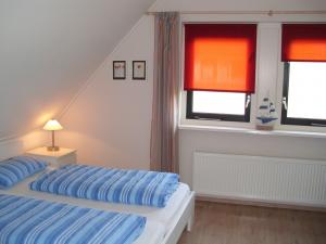 Großes Schlafzimmer mit Sitzecke und TV