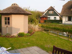 Gartenhaus mit Sonnenschirm und Elektrogrill