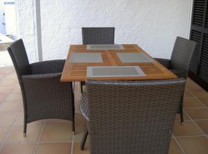 Großzügige Terrasse mit vier Stühlen