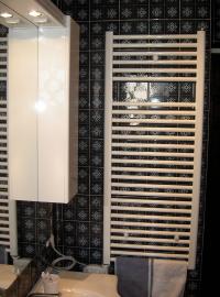 Spiegelschrank mit heizbarem Handtuch-Hänger