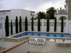 Pool mit Blick auf Nachbarhäuser