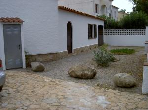 Vorderansicht des Hauses mit Studio und Garage