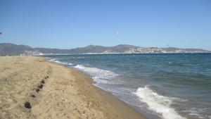 Strand von Ampuriabrava mit Blick auf Rosas