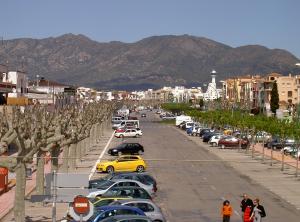 Promenade von Ampuriabrava mit Blick auf die Berge