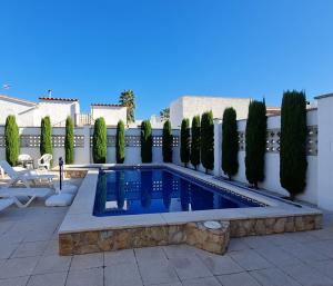 Blau - weiß - grün, die leuchtenden Farben am Pool