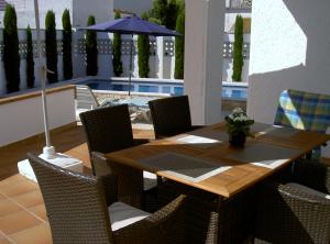 Blick von der Terrasse auf den Pool