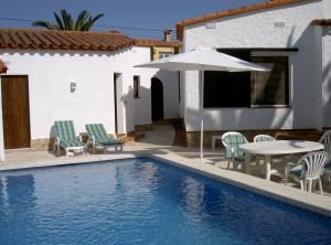 Pool-Blick auf Haus und Studio