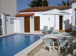 Pool-Blick auf Außendusche, Garage und Waschraum