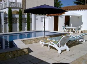 Blick auf Pool und Liegefläche