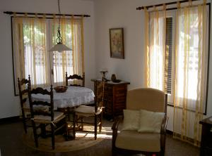 Gemütlicher Esstisch, zwei Fenster spenden Licht