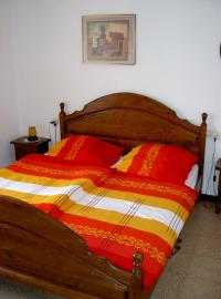 Schlafzimmer mit Doppelbett