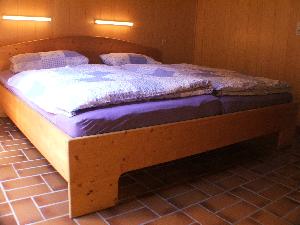 Die Betten sind Schreinerarbeit aus geöltem Holz