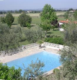 Blick auf Pool und Garten