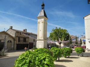 Marktplatz mit Uhrenturm u. alten Fachwerkfassaden