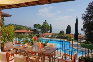 Die Terrasse, Pool und Seeblick