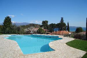 Der private Pool und der Gardasee