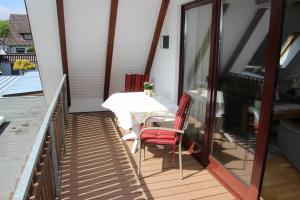 Gemütlicher Balkon mit Blick in die Gartenanlage