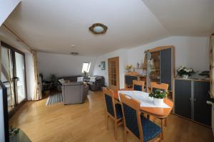 Eßtisch für 4 Personen mit Blick in den Garten