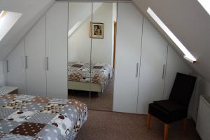Fewo 2 : Doppelbett u. Schrank mit viel Stauraum