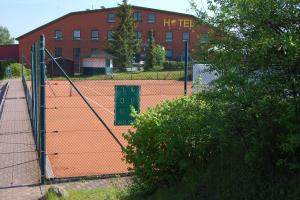 im Ort: Tennishalle mit Squash u. Sauna