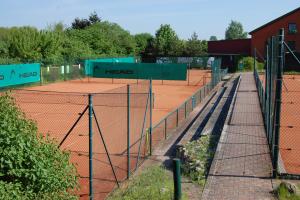 Außen- u. Innenplätze zum Tennisspielen